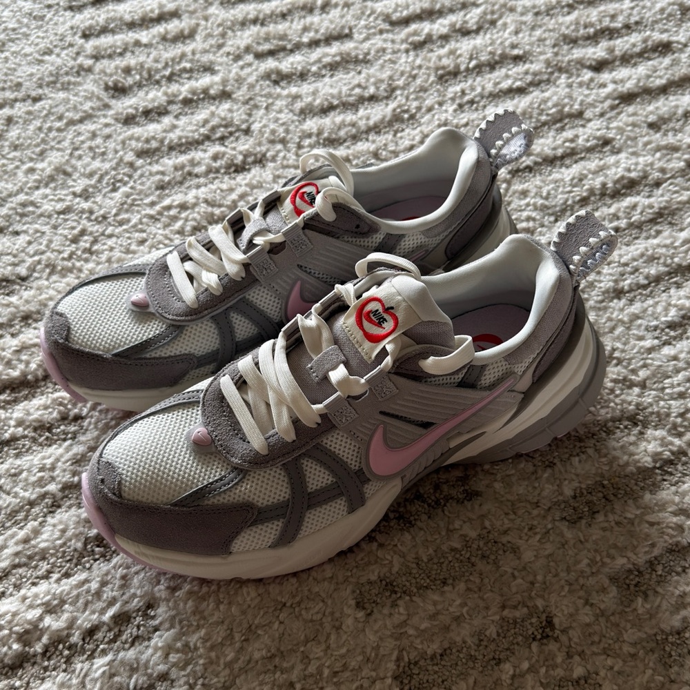 NWOB Nike Women's V2K Run Sneakers - Picture 2 of 4